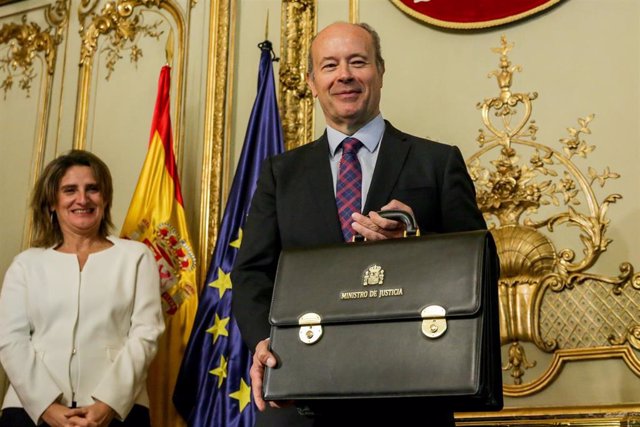El ministro de Justicia para el Gobierno de coalición de PSOE y Unidas Podemos en la XIV Legislatura, Juan Carlos Campo, sujeta su cartera tras la toma de posesión de su cargo en el Palacio de Parcent, Madrid (España), a 13 de enero de 2020.