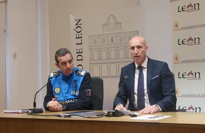El alcalde de León, José Antonio Diez, acompañado por el intendente jefe de la Policía Local de León, Ángel Ordás.