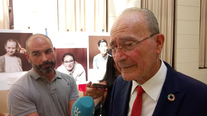 El alcalde de Málaga, Francisco de la Torre, atiende a los medios de comunicación.