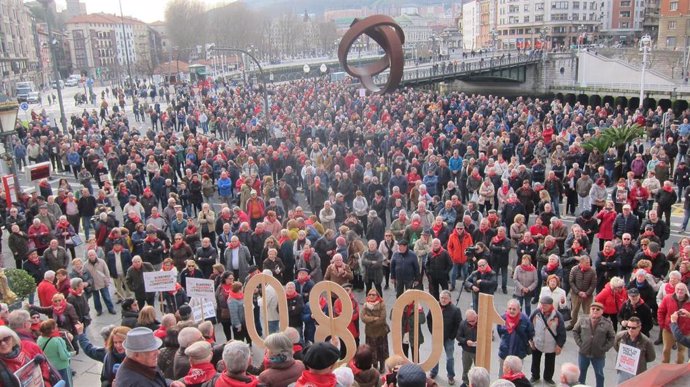 Pensionistas vascos se concentran un lunes más frente al Ayuntamiento de Bilbao