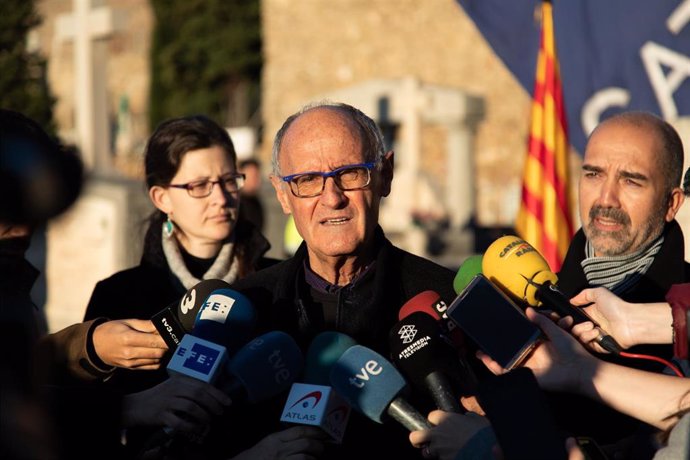 El vicepresidente de la Assemblea Nacional Catalana (ANC), Josep Cruanyes, realiza declaraciones ante los medios durante la ofrenda floral a la tumba de Francesc Maci, en Montjuic (Barcelona) a 25 de diciembre de 2019.
