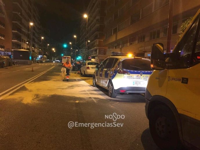 Accidente provocado por un conductor que triplicó la tasa de alcoholemia en la calle Virgen de Luján en Sevilla.