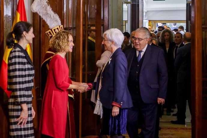 (I-D) la presidenta del Senado, Pilar Llop, la presidenta del Congreso, Meritxell Batet, y la fiscal general del Estado, María José Segarra, se saludan en el acto de Conmemoración del Día de la Constitución en el Congreso de los Diputados, en Madrid (Es