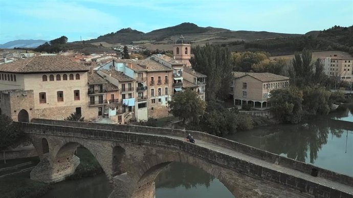 El progrma 'Un país para escucharlo' recorre esta martes Navarra y La Rioja, con 'El Drogas' y Ariel Rot. La ruta parte de la localidad navarra de Puente la Reina.