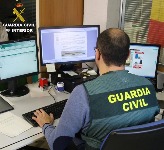 Agente de la Guardia Civil en tareas de investigación