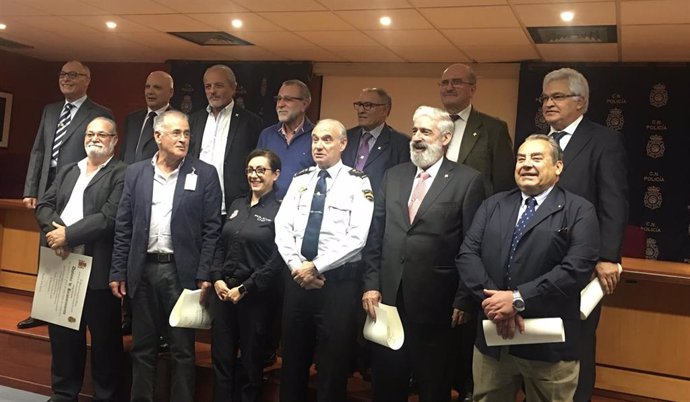 Algunos de los exagentes de la Policía Nacional de la Jefatura Superior de la Policía Nacional en Canarias que han recibido un diploma de reconocimiento a su labor tras haberse jubilado
