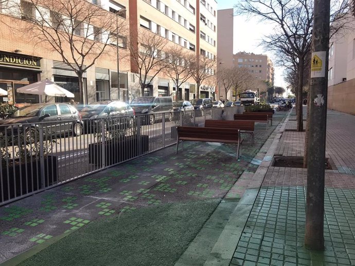 La escuela Grvol de Barcelona estrena una zona pacificada frente al centro para mejorar la seguridad vial y ambiental.