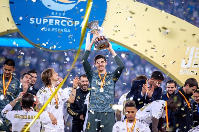 Thibaut Courtois levanta el trofeo de campeón de la Supercopa de España