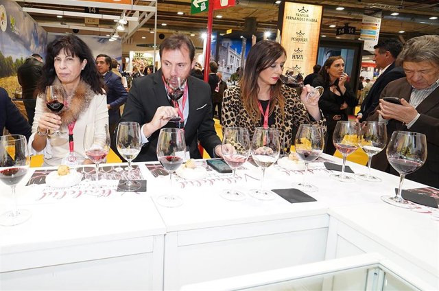 El alcalde de Valladolid, flanqueado por la concejal de Cultura y Turismo y la presidenta de la Asociación Provincial de Empresarios de Hostelería, catando un vino en Madrid Fusión.