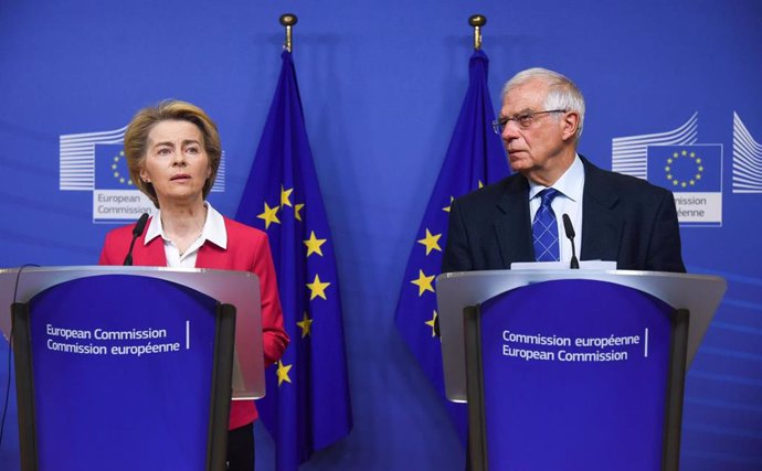 Ursula Von Der Leyen y Josep Borrell en rueda de prensa en Bruselas