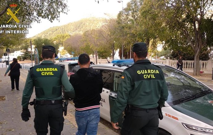 El hombre custodiado por dos agentes.