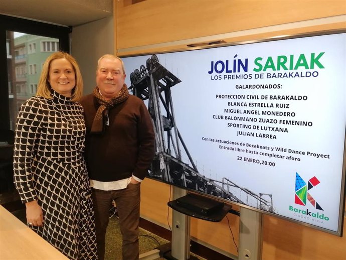 Imagen de la alcaldesa de Barakaldo, Amaia del Campo y del comunicador y presentador de los premios Jolín Sariak, Agustín Herranz.