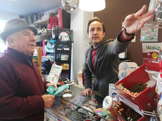 Uso de la tarjeta 'Gent Gran' en un comercio adherido.