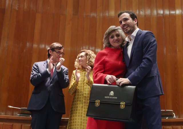 La exministra de Sanidad, Consumo y Bienestar Social, María Luisa Carcedo, posa junto al nuevo ministro de Consumo, Alberto Garzón durante el traspaso de la cartera en la sede del Ministerio de Sanidad en Madrid.