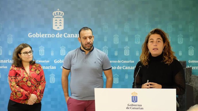 La viceconsejera de Derechos Sociales, Gemma Martínez, haciendo declaraciones en la firma junto a la presidenta de la Federación Canaria de Municipios (Fecam), M Concepción Brito Núñez, y el director general de Derechos Sociales, Jonás Gonzál