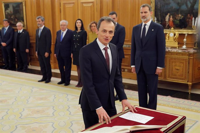 El ministro de Ciencia e Innovación, Pedro Duque,  jura o promete su cargo ante el Rey Felipe VI, en el Palacio de la Zarzuela de Madrid, a 13 de enero de 2020.