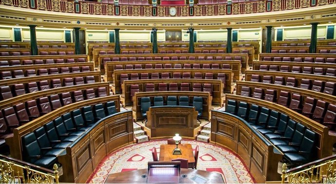 Hemiciclo del Congreso vacío con 23 asientos en el banco azul para el nuevo Gobierno
