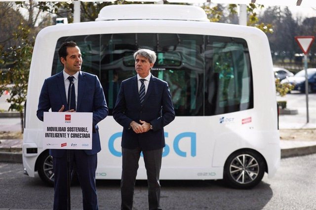 El vicepresidente de la Comunidad de Madrid, Ignacio Aguado, y el consejero de Transportes, Ángel Garrido, presentan la nueva línea de autobús sin conductor que dará servicio en el campus de la Universidad Autónoma de Madrid.