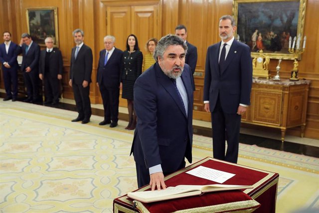 El nuevo ministro de Cultura y Deporte, José Manuel Rodríguez Uribes, jura o promete su cargo ante el Rey Felipe VI, en el Palacio de la Zarzuela de Madrid, a 13 de enero de 2020.