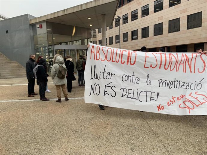 Manifestación de un grupo de jóvenes a las puertas de los juzgados de Lleida por un juicio a cinco jóvenes