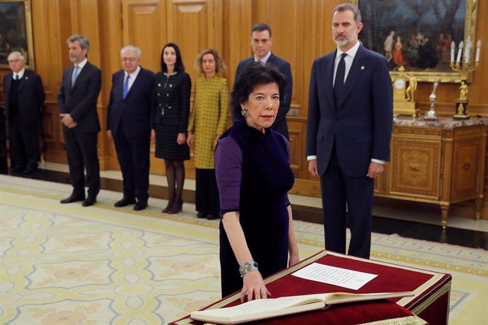 La ministra de Educación y Formación Profesional, Isabel Celaá, jura o promete su cargo ante el Rey Felipe VI, en el Palacio de la Zarzuela de Madrid, a 13 de enero de 2020.