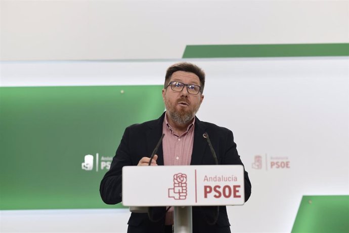 El portavoz adjunto del Grupo Parlamentario Socialista, Rodrigo Sánchez Haro, en rueda de prensa este lunes