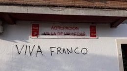 La sede de los socialistas amanece con la pintada 'Viva Franco'