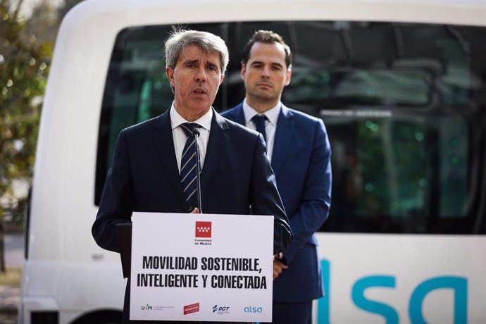 El consejero de Transportes de la Comunidad de Madrid, Ángel Garrido, junto al vicepresidente regional, Ignacio Aguado, durante la presentación de un autbús autónomo sin conductor que dará servicio en el campus de la Universidad Autónoma de Madrid.