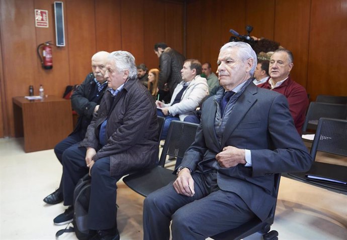 (I-D) Los agentes Juan Vergar e Iñaki Urquijo y el ex presidente del Racing de Santander, Francisco Pernia, antes de declarar en la Audiencia Provincial de Cantabria