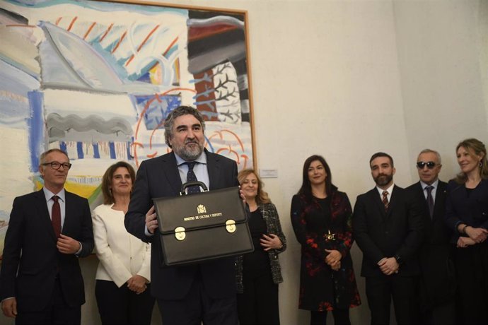 José Manuel Rodríguez Uribes sujeta  la cartera del Ministerio de Cultura y Deporte, tras recibirla de manos de su predecesor en el cargo, José Guirao en la sede del Ministerio