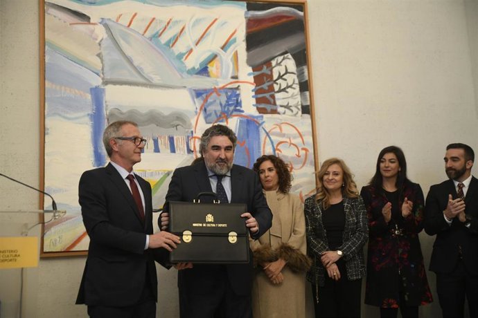 José Manuel Rodríguez Uribes (d) recibe la cartera del Ministerio de Cultura y Deporte para el Gobierno en la XIV Legislatura, de manos de su predecesor en el cargo, José Guirao enel Ministerio, en Madrid (España), a 13 de enero de 2020.