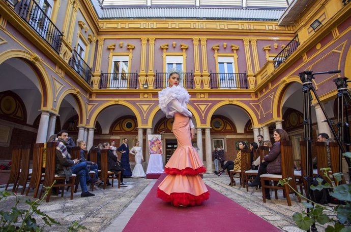 El patio del Ayuntamiento acogerá en febrero la pasarela de moda 'Huelva Flamenca 2020' .