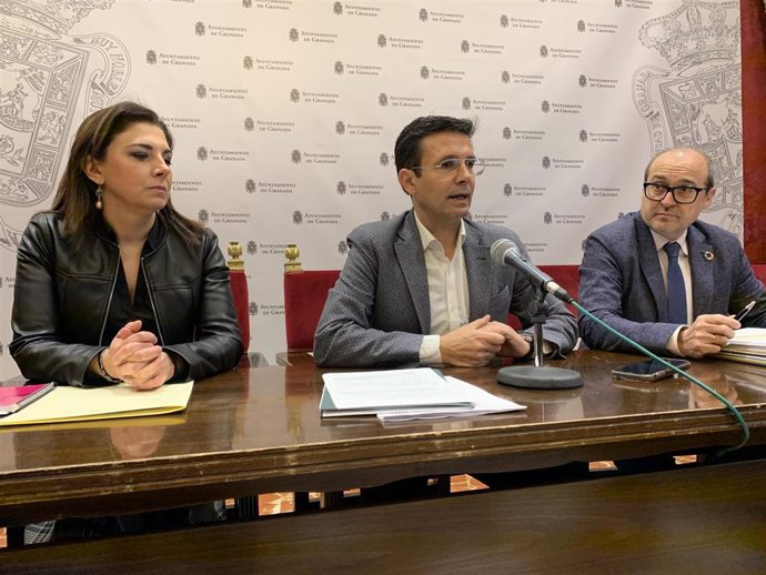Los ediles del PSOE en el Ayuntamiento de Granada Raquel Ruz, Francisco Cuenca y José María Corpás