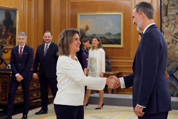 La vicepresidenta de Transición Ecológica y Reto Democrático, Teresa Ribera, saluda al Rey Felipe VI, tras la jura de su cargo en el Palacio de la Zarzuela de Madrid, a 13 de enero de 2020.