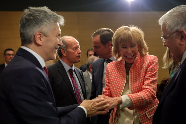 Tras ser su segunda toma de posesión como ministro del Interior, Fernando Grande-Marlaska, coge la mano de la exvicepresidenta del Gobierno de Zapatero, María Teresa Fernández de la Vega