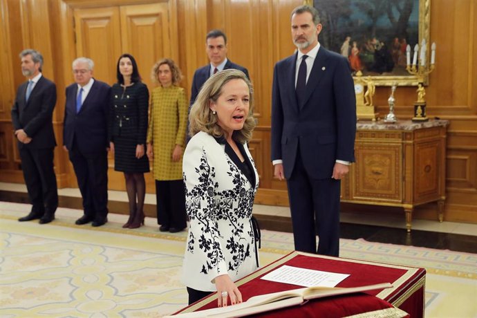 La nueva vicepresidenta de Asuntos Económicos y Transformación Digital, Nadia Calviño, jura o promete su cargo ante el Rey Felipe VI, en el Palacio de la Zarzuela de Madrid, a 13 de enero de 2020.