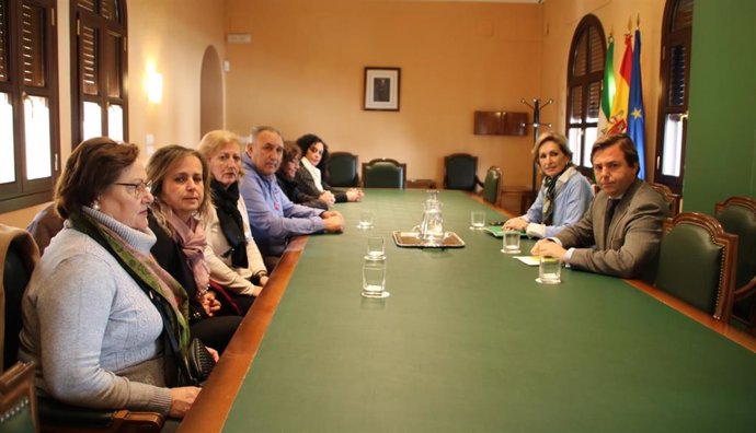 Repullo y Troncoso (dcha.) se reúnen con los representantes de las trabajadoras de Tempo