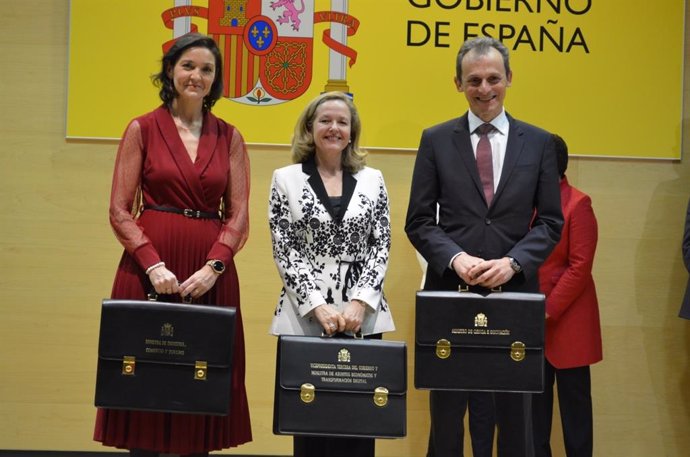 Reyes Maroto (izquierda), Nadia Calviño (centro) y Pedro Duque (derecha)