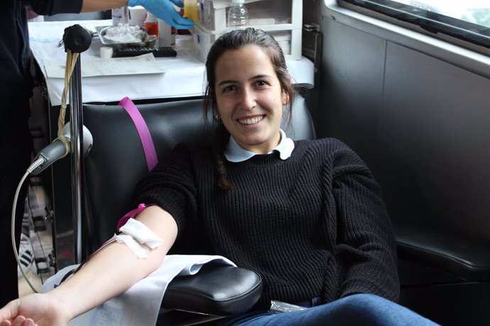 Una donante de sangre en pleno proceso de donación