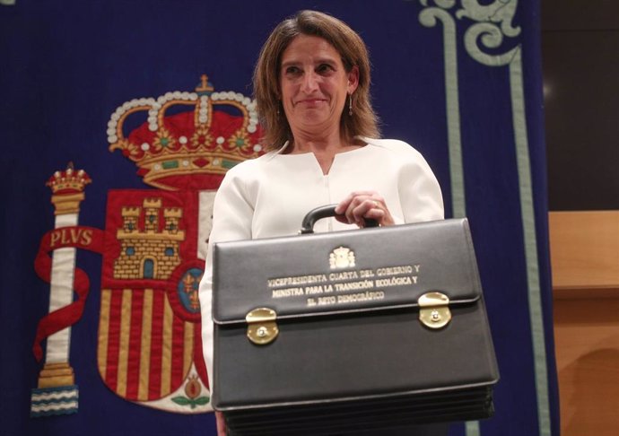 La nueva vicepresidenta de Transición Ecológica y Reto Democráfico,Teresa Ribera, posa con la cartera del Ministerio de Transición Ecológica 