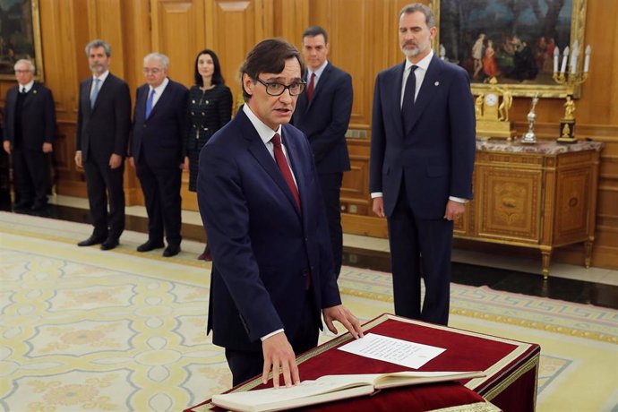 El nuevo ministro de Sanidad, Salvador Illa, jura o promete su cargo ante el Rey Felipe VI, en el Palacio de la Zarzuela de Madrid, a 13 de enero de 2020.