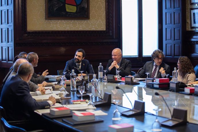 El presidente del Parlament, Roger Torrent (c) preside la reunión de la mesa del Parlament y Junta de Portavoces en el Parlament de Cataluña, en Barcelona (España), a 3 de diciembre de 2019.
