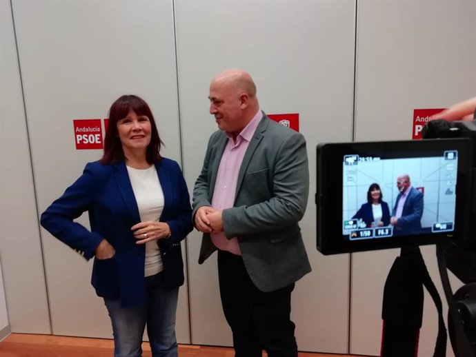Micaela Navarro y Antonio Ruiz en la sede del PSOE de Córdoba.