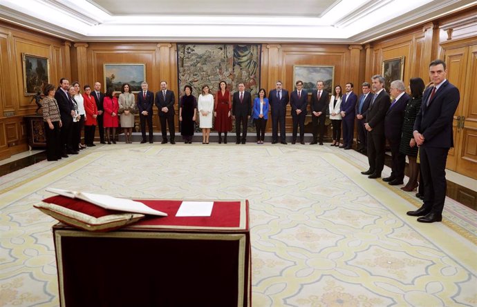El presidente del Gobierno, Pedro Sánchez, y los miembros del Ejecutivo de coalición del PSOE y Unidas Podemos esperan la llegada del  Rey Felipe VI durante el acto de jura del cargo de los ministros en el Palacio de la Zarzuela.