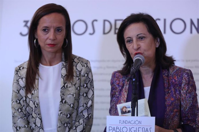 La presidenta de la Fundación Pablo Iglesias, Beatriz Corredor (i) y la ministra de defensa, Margarita Robles (d) en  la Fundación Pablo Iglesias