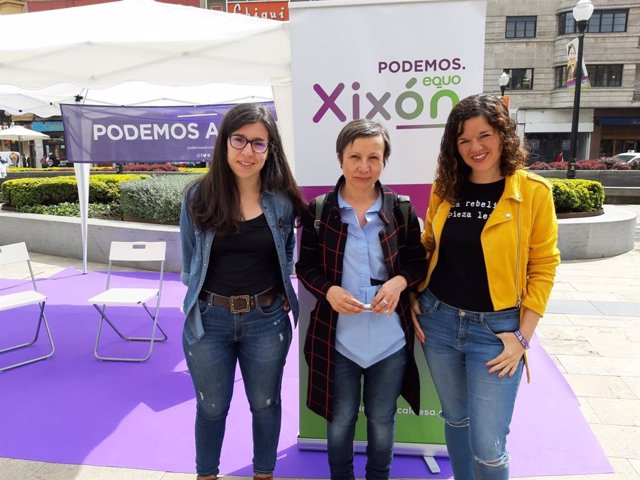 Alba González junto a la portavoz de Podemos-Equo Xixón, Yolanda Huergo, y la diputada nacional Sofía Castañón