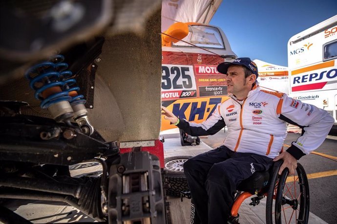El piloto español Isidre Esteve (Repsol Rally Team) en el Rally Dakar