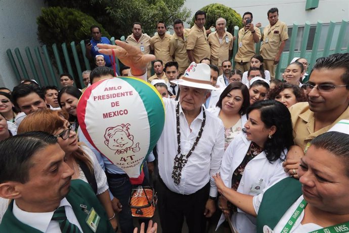 El presidente de México, Andrés Manuel López Obrador, visita un hospital en el estado de Metepec, en el sur del país.