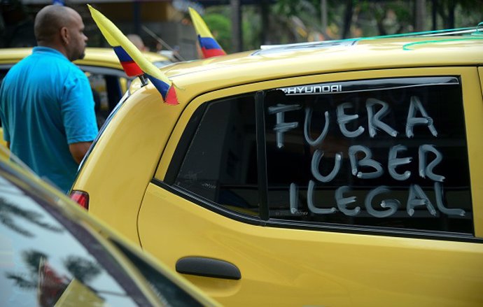 Un taxista muestra a través su vehículo su disconformidad con el servicio que presta Uber en Colombia.