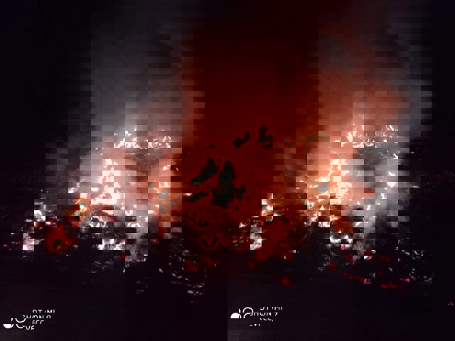 Quema de neumáticos en la vía de tren